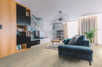 Vinylová podlaha Fatra WELL-click Borovice bílá – rustikal 40108-1 v obývacím pokoji
